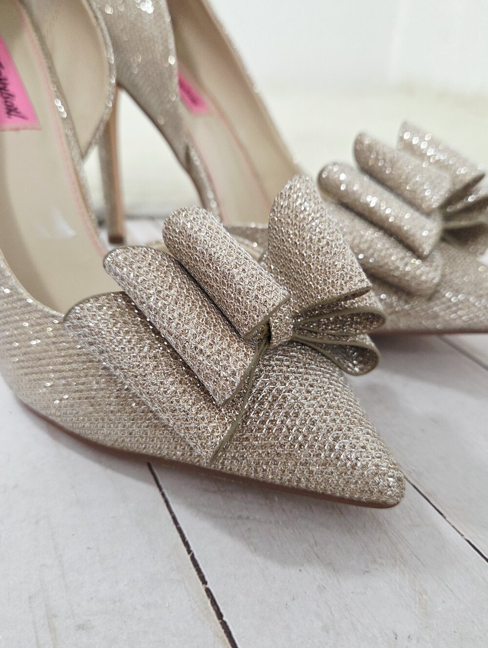 Betsey Johnson Prince D'orsay heels metallic gold bow pumps women's size 8 - Picture 6 of 8
